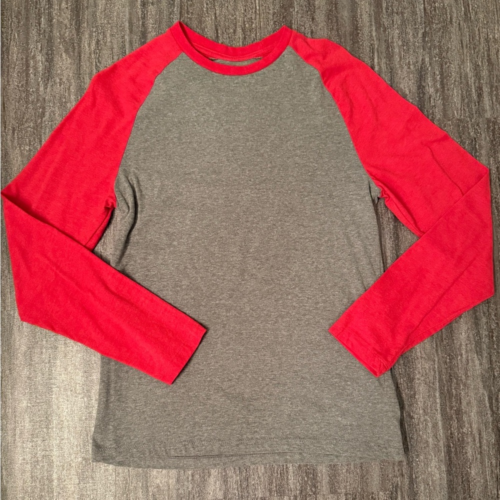 Old Navy grey / red long-sleeve t-shirt